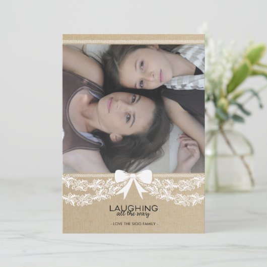 Carte de vacances avec ruban blanc rustique et gui (Debout devant)