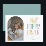 Carte de vacances de Pâques Hoppy<br><div class="desc">Hoppy Paster Photo Holiday card. Caractéristiques,  typographie pastel avec accent d'oreille lapin,  cadre photo voûté et coordination couleur de fond turquoise.</div>