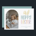 Carte de vacances de Pâques Hoppy<br><div class="desc">Hoppy Paster Photo Holiday card. Caractéristiques,  typographie pastel avec accent d'oreille lapin,  cadre photo voûté et coordination couleur de fond turquoise.</div>