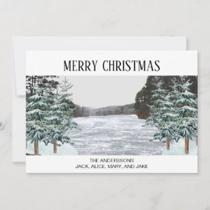 Carte de vacances de pins couverts de neige sur la