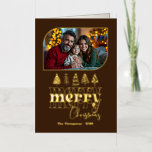 Carte De Vacances En Aluminium Main rétro chaude tirée Joyeux Noël Photo<br><div class="desc">Envoyez une joie festive avec cette vraie carte photo de Noël en papier peint avec un dessin fantaisiste "Joyeux Noël" dessiné à la main. L'élégant papier métallique brille contre un arrière - plan audacieux, associé à vos photos de vacances préférées pour un look moderne et cosy. Une façon élégante de...</div>
