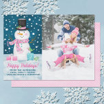 Carte de vacances hiver Snowman<br><div class="desc">Partagez vos salutations de Noël avec cette carte de Noël de bonhomme de neige aimable hiver. Il est équipé d'un bonhomme de neige avec un foulard rose pendant une nuit enneigée. Remplacez la photo par la vôtre. Parfait pour envoyer à votre famille et vos amis. Également disponible en couleurs rouges....</div>