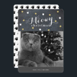 Carte de vacances Meowice Christmas Chalkboard<br><div class="desc">Cette mignonne carte de Noël "meowy noël" présente votre photo et motifs de faux étoiles or et visage de chat blanc sur un arrière - plan de tableau noir. L'envers est composé d'un arrière - plan blanc avec les motifs empreintes de pattes du chat. Personnalisez-vous pour répondre à vos besoins....</div>