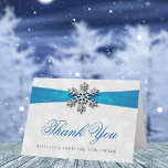 Carte De Vacances Métallisée Diamante Snowflake & Blue Ribbon Mariage d'hiver<br><div class="desc">Dites merci dans le style avec ces élégantes et très tendance photo mariage véritable feuille pressée cartes de remerciement. Le design est facile à personnaliser avec votre propre photo et votre propre libellé et votre famille et vos amis seront ravis quand ils recevront ces fabuleux remerciements. Les éléments correspondants se...</div>