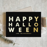 Carte De Vacances Métallisée Typographie moderne audacieuse Black Happy Hallowe<br><div class="desc">Envoyez vos salutations d'Halloween en famille et entre amis avec cette carte d'Halloween en noir et or personnalisable. Il présente une typographie audacieuse. Personnalisez en ajoutant vos détails. Cette carte d'Halloween en feuille d'or est disponible en d'autres couleurs de feuille et en carton.</div>