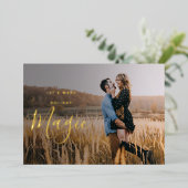 Carte de vacances minimale en feuille d'or avec ph (Debout devant)