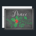 Carte de vacances Peace | Faux Chalkboard, Holly<br><div class="desc">Cette carte de Noël ou de Fête en faux tableau noir et blanc bon marché et festif "Paix" a un ensemble de verdure qui a des feuilles saints et des baies et d'autres feuillages assortis sur un faux arrière - plan de tableau noir avec une fine bordure de craie blanche....</div>
