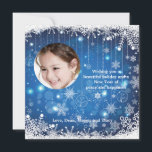 Carte de vacances photo de Snowflakes en cascade<br><div class="desc">Un superbe design bleu et blanc avec des bordures de flocon de neige, des flocons de neige en cascade et une baie vitrée ronde pour votre photo préférée. Parfait comme une carte de vacances ou une invitation pour un anniversaire d'hiver. La carte est facile à customiser avec votre libellé, police,...</div>