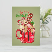 Carte de vacances plate avec un gnome mignon dans (Debout devant)