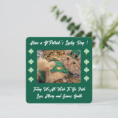 Carte de vacances plate de la Saint-Patrick avec c (Debout devant)