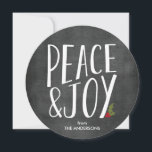 Carte de vacances ronde de tableau noir de Paix &<br><div class="desc">Diffusez la paix et la joie avec cette carte de vacances ronde de style tableau noir.</div>