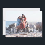 Carte de vacances Shalom Star Hanoukka<br><div class="desc">Le mot "Shalom" dit tout sur ce Carte photo Hanoukka moderne avec l'Étoile de David. La couleur Arrière - plan sur le dos est personnalisable. Recherchez les produits de coordination de Parcel Studios.</div>