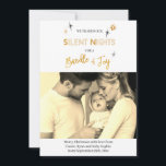 Carte de vacances Silence Night Photo Faire-part d<br><div class="desc">Carte et Faire-part de naissance de Noël tout-en-un personnalisée. Ce design chic et élégant, en noir et or, est mis en place pour que vous puissiez ajouter votre photo et votre accueil personnalisé. Le texte dit : "Nous avons troqué nos nuits silencieuses pour un paquet de joie" dans des lettres...</div>