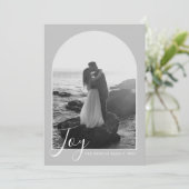 Carte de vacances verticale Arch Script Joy Gray (Debout devant)