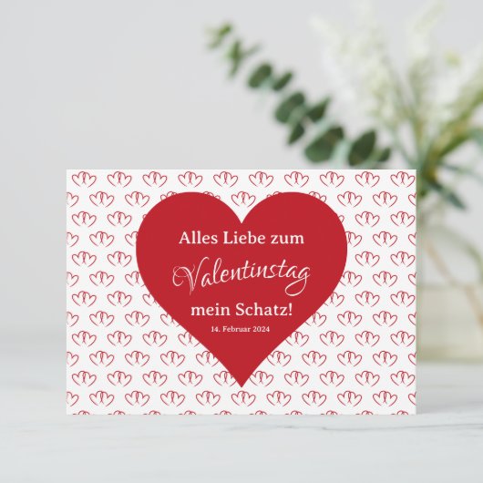 Carte de Valentin : deux coeurs rouges. (Debout devant)