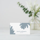 Carte de visite à code QR bleu poussiéreux (Debout devant)