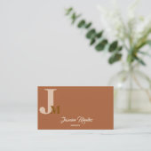 Carte de visite à typographie Monogram Terracota (Debout devant)