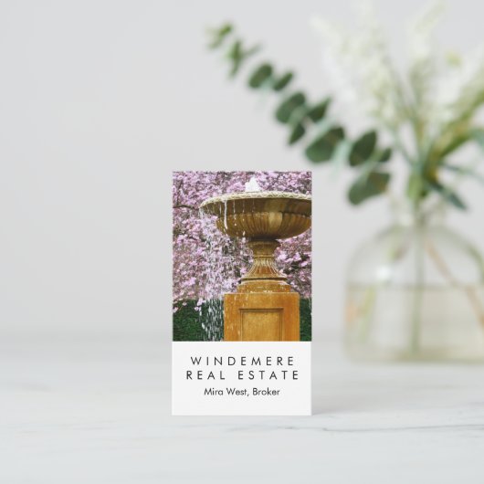 Carte De Visite Agent immobilier unique Broker Jardin Fontaine (Debout devant)