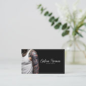 Carte De Visite Artiste de tatouage à la mode noir et blanc Guy (Debout devant)