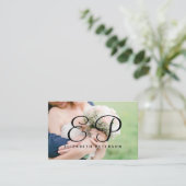Carte de visite avec monogramme dans un style simp (Debout devant)
