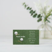 Carte De Visite Balle de golf et tee sur gazon vert (Debout devant)