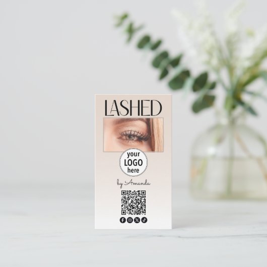 Carte De Visite Beige Blush Lashed Logo QR Code Social (Debout devant)