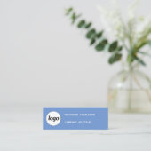 Carte de visite bleue mini avec logo simple et cod (Debout devant)