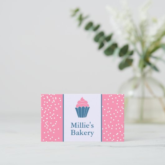 Carte De Visite Boulangerie rose Cupcake Chef pâtissier maison (Debout devant)