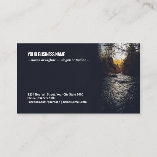 Carte De Visite Capture verticale d'une rivière au milieu d'arbres (Dos)