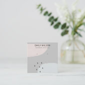 CARTE DE VISITE CARRÉ ABSTRAIT BLUSH DUSKY BLUE STUD EARRY AFFICHER SQU (Debout devant)