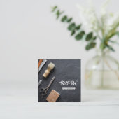 Carte De Visite Carré Barbier professionnel QR Gris (Debout devant)