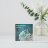 Carte De Visite Carré Beau loup gris dans une forêt foncée (Debout devant)