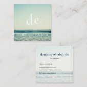 Carte De Visite Carré Calme Ocean Wave Beach Scène Monogramme moderne (Devant / Derrière)