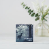 Carte De Visite Carré Cerf avec Antlers dans une forêt ombragée (Debout devant)