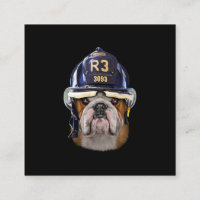 Chien de taureau anglais grognon portant un casque