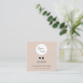 Carte De Visite Carré Code QR Elegant Blush (Debout devant)