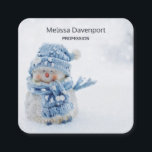 Carte De Visite Carré Cute Snowman au photographe de Christmas<br><div class="desc">Carte de visite avec une jolie photo d'un petit bonhomme de neige. Debout dehors en hiver avec de la neige qui tombe tout autour. Ce mignon petit gars est habillé en casquette tricoté bleu et foulard. Un peu de bokeh blanc/gris s'enflamme dans l'arrière - plan.</div>