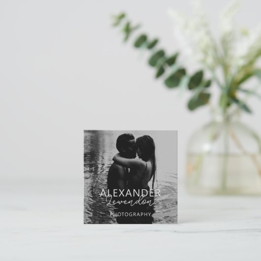 Carte De Visite Carré Élégant moderne noir script photo minimal QR Code (Debout devant)