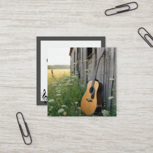 Carte De Visite Carré Guitare acoustique appuyée contre une grange de ca