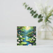 Carte De Visite Carré Le jardin est un endroit tranquille, parfait pour (Debout devant)