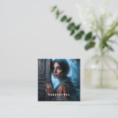 Carte De Visite Carré L'Enquêteur Paranormal L'Hantage (Debout devant)