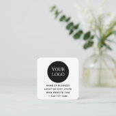 Carte De Visite Carré Logo personnalisé blanc moderne et code QR (Debout devant)
