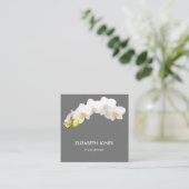 Carte De Visite Carré L'orchidée blanche fleurit l'arrière - plan gris (Debout devant)