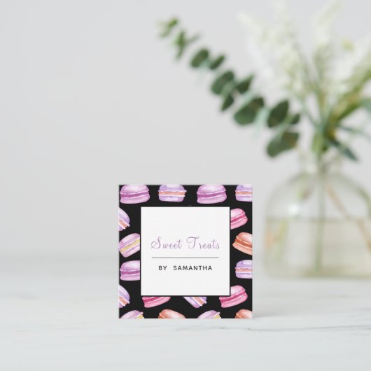 Carte De Visite Carré Macarons violets Motifs Sucres Traitements Dessert (Debout devant)