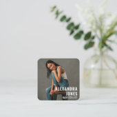 Carte De Visite Carré Modèle de la styist cheveux noir Qr Code médias so (Debout devant)