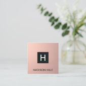 Carte De Visite Carré Monogramme en cuivre or Rose simple et moderne (Debout devant)