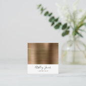 Carte De Visite Carré Monogramme métallique brossé à l'or Élégant Script (Debout devant)