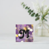 Carte De Visite Carré Monogramme Serif | Purple Bokeh (Debout devant)