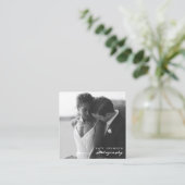 Carte De Visite Carré Photographe Moderne Script Photographie Code QR (Debout devant)