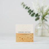 CARTE DE VISITE CARRÉ POTERIE CÉRAMIQUE DE POTERIE OCRE SPECKLED TEXTURE (Debout devant)